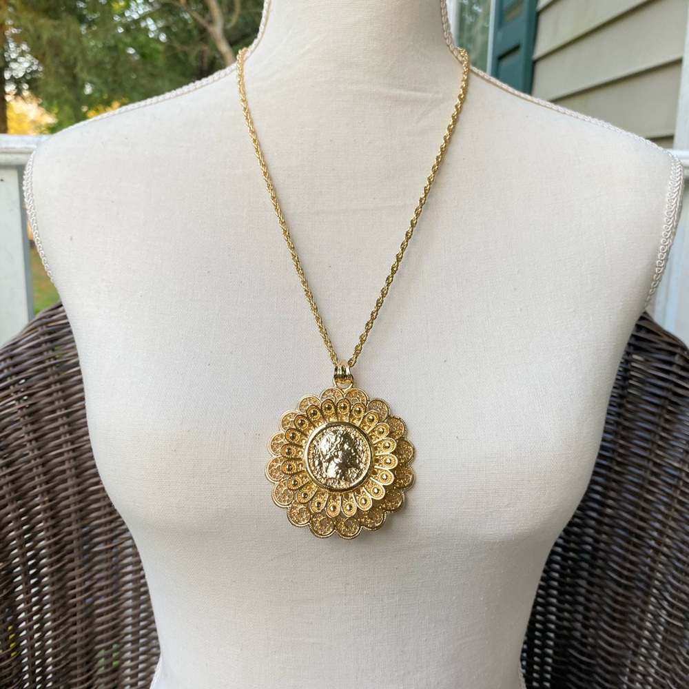 Elegant Gold Pendant Necklace - Picture 4 of 4